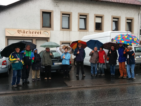 2 Spielerinnen des TV Bliesdalheims stehen im Spiel gegen den TV Eppelborn im Feld, fangbereit, da sie gerade gehetzt werden