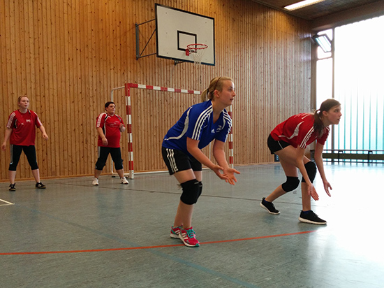 2 Spielerinnen des TV Bliesdalheims stehen im Spiel gegen den TV Eppelborn im Feld, fangbereit, da sie gerade gehetzt werden