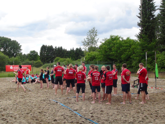 Die Mannschaften stehen auf den 3 Beachfeldern zur Begrüßung durch die Turnierleitung.
