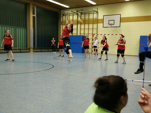 Eine Spielerin des TTV Stennweiler springt hoch, um den Ball noch zu erreichen, der beim Hetzen etwas zu hoch geworfen wurde.