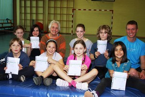 Kinder zusammen mit ihren Trainern Kinder zusammen mit ihren Trainern