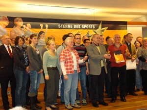 Alle Preisträger Alle Preisträger auf der Bühne stehend mit ihren Preisen in der Hand.